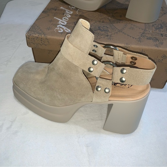 Free people Hybrid Harness Boot in Diamond Suede
Size 10 new in box cream beige - Picture 15 of 16